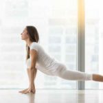 Jeune femme qui pratique le yoga