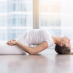 Posture Matsyasana- jeune femme