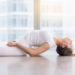 Posture Matsyasana- jeune femme